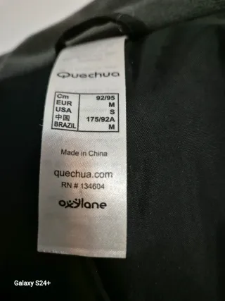 Abrigo de cuero negro con cuello de zorro