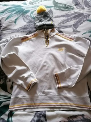 Polo blanco y gorro gris