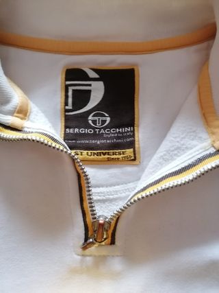 Polo blanco y gorro gris