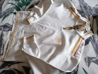 Polo blanco y gorro gris