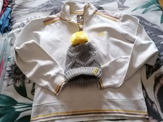 Polo blanco y gorro gris