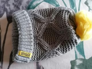 Polo blanco y gorro gris