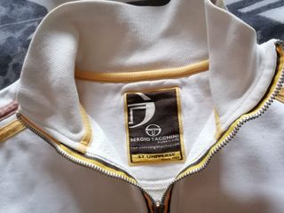 Polo blanco y gorro gris