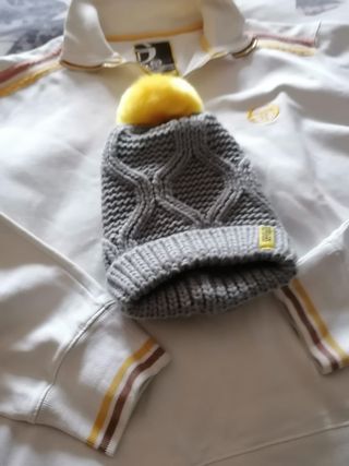 Polo blanco y gorro gris