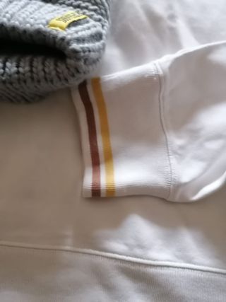 Polo blanco y gorro gris