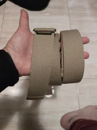 Cinturón de gala con hebilla dorada