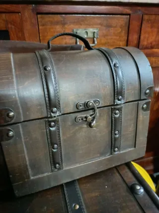 Baúl de madera, cuero y metal