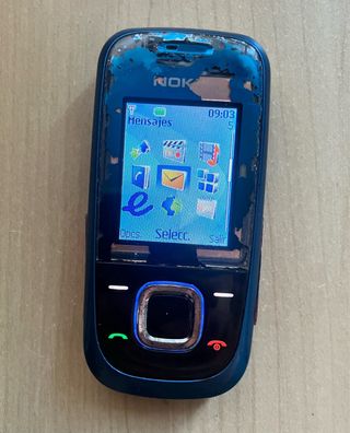 Nokia azul con carcasa para cambiar