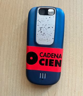 Nokia azul con carcasa para cambiar