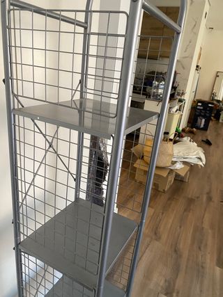 Perchero estantería metálico con baldas y ruedas