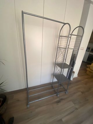 Perchero estantería metálico con baldas y ruedas