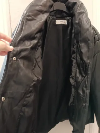 Cazadora Piel Mango Acolchada Negra