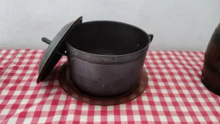 Olla antigua de hierro fundido