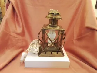 Lámpara de Bronce Estilo Linterna