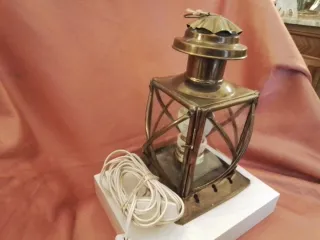 Lámpara de Bronce Estilo Linterna