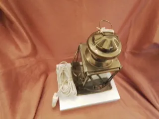 Lámpara de Bronce Estilo Linterna