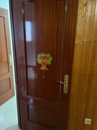 Puerta de madera con cristales