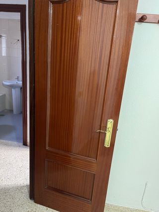 Puerta de madera con cristales