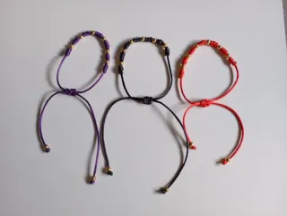 Pulseras de hilo con cuentas doradas