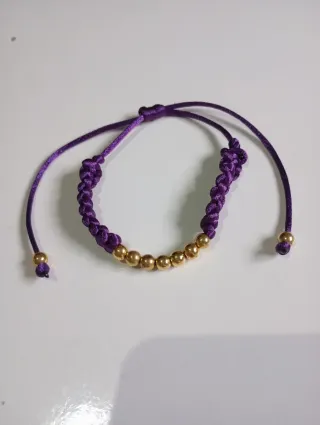 Pulseras de hilo con cuentas doradas