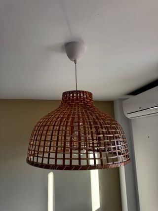 Lámpara de mimbre colgante, solamente la mampara.