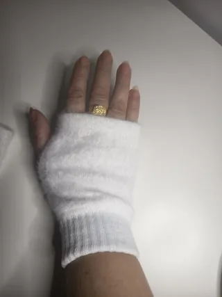 Guantes sin dedos blancos