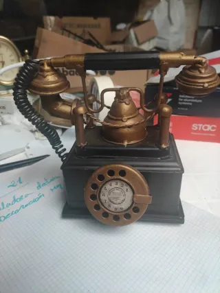 Teléfono antiguo decorativo