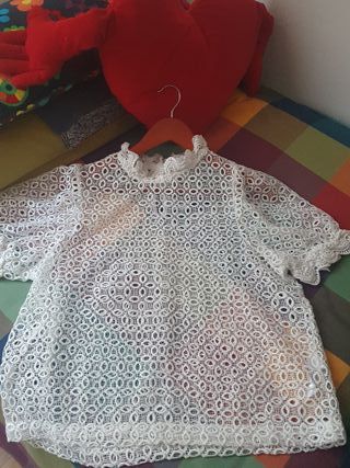 Top con calados color marfil
