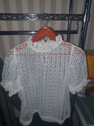 Top con calados color marfil