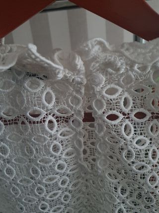 Top con calados color marfil