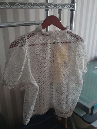 Top con calados color marfil