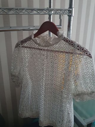 Top con calados color marfil
