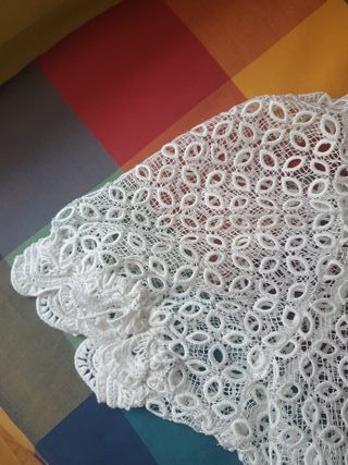 Top con calados color marfil