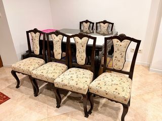 Mesa de comedor de castaño con tapa de cristal