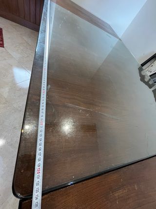 Mesa de comedor de castaño con tapa de cristal