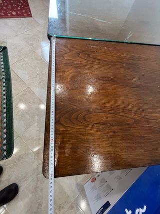 Mesa de comedor de castaño con tapa de cristal