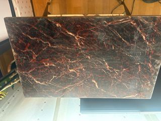 Mesa antigua con ruedas