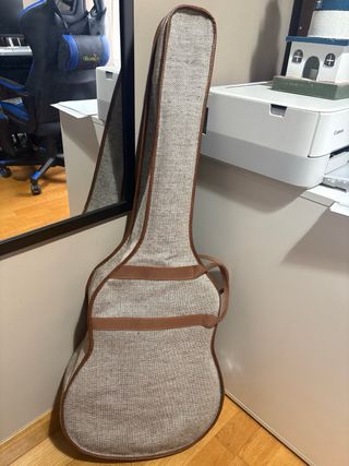 Guitarra Española Clásica con su funda