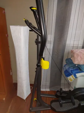 Elíptica gris con pantalla