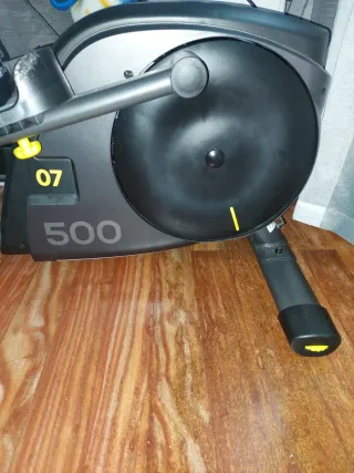 Elíptica gris con pantalla