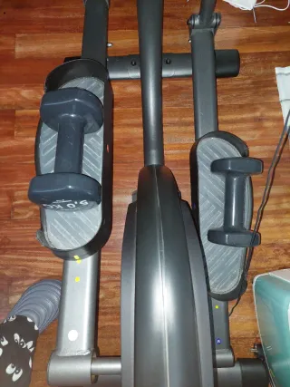 Elíptica gris con pantalla