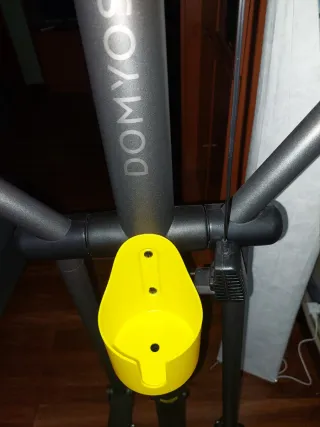 Elíptica gris con pantalla