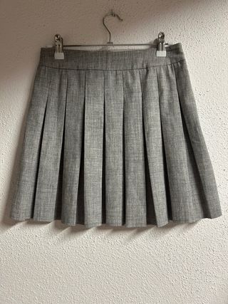 Falda gris plisada