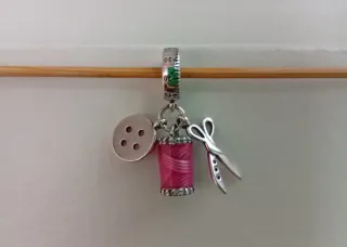 Charm Costurera: Hilo, Tijeras y Botón
