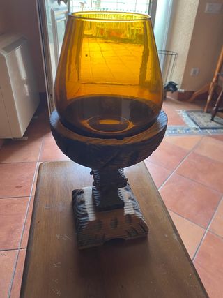 Jarrón de cristal ámbar con base de madera