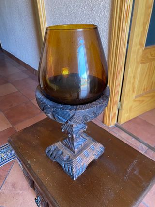 Jarrón de cristal ámbar con base de madera