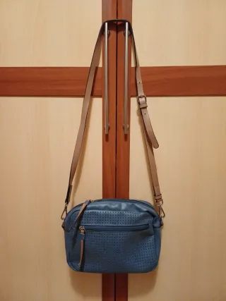 Bolso bandolera azul con perforaciones