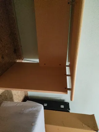 Escritorio beige y marrón