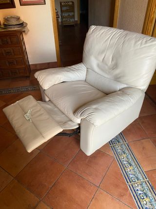 Sillón reclinable de piel blanco