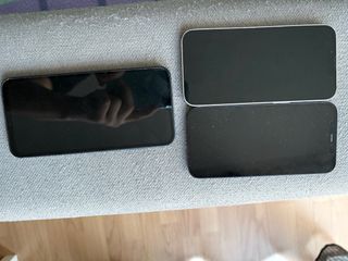 iPhone 12 Negro + 2 móviles para piezas